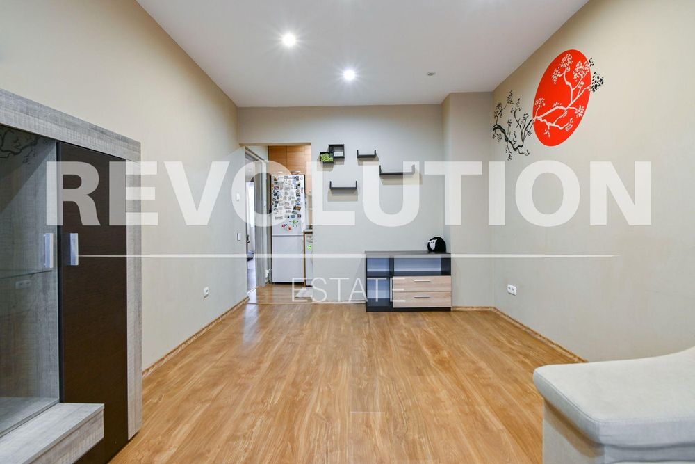 Продава се Тристаен апартамент в София, Фондови жилища - 61 кв.м за 1522 €/кв.м - Снимка #2