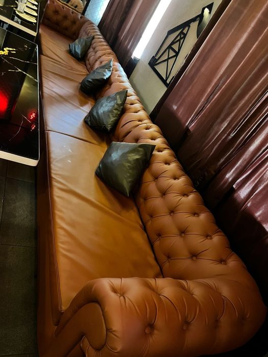 Продаётся стильный кожанный диван