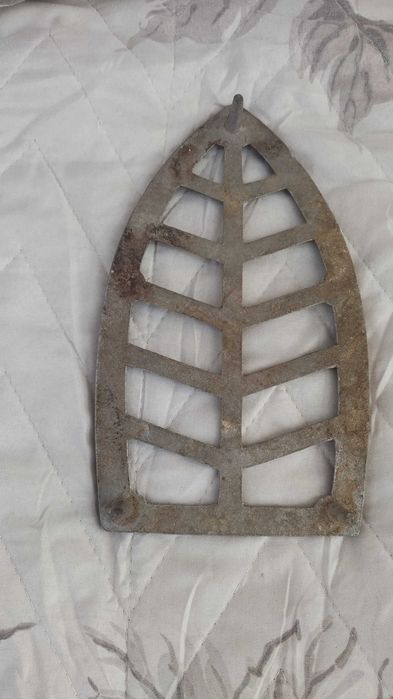 Пчеларския нож, Стара поставка за 
ютия и туристическо шише