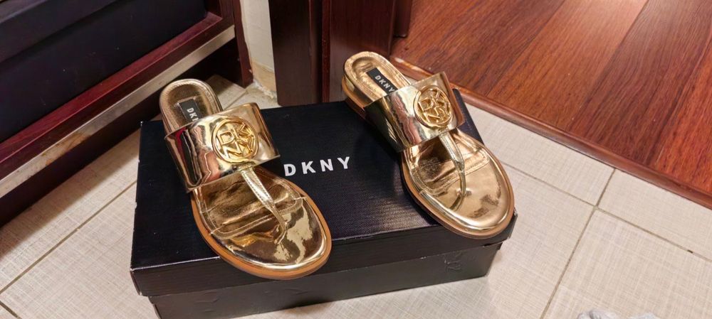 Златни сандали DKNY