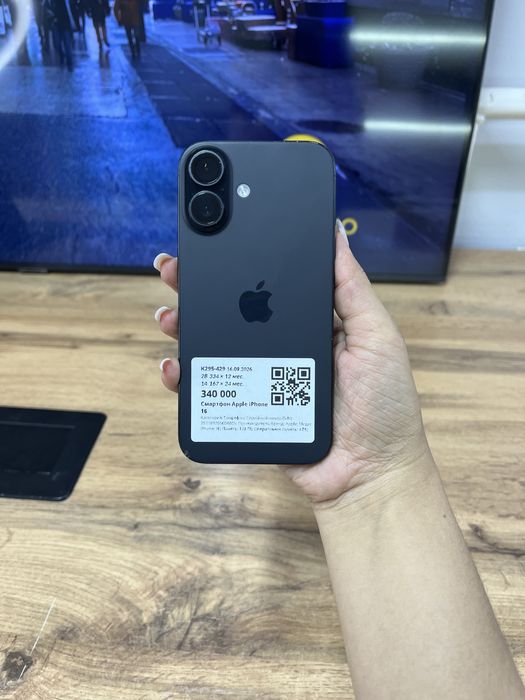 Телефон Apple iPhone 16