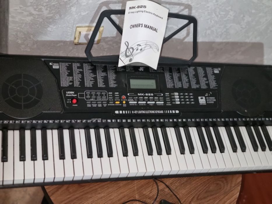 Синтезатор.Светящиеся клавиши