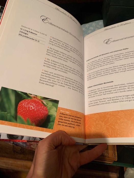 Продавам нова ,луксозно издание на книга  за  плодови сладки