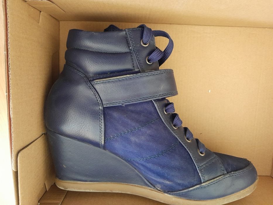 Продавам дамски боти спортни