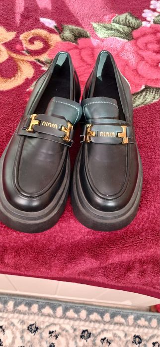 Срочно продаю женские туфли