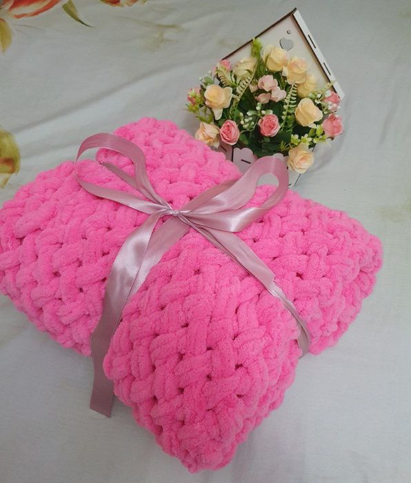 Qolbola yumshoq pled va dekorativ yostiqlar — yangi