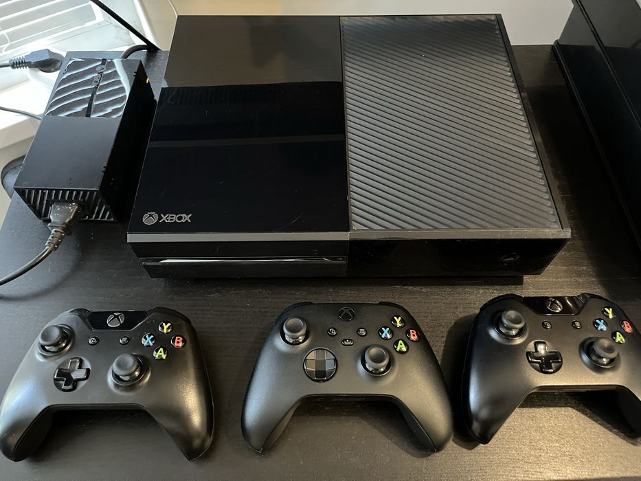 Xbox 1 с три джойстика в отлично състояние