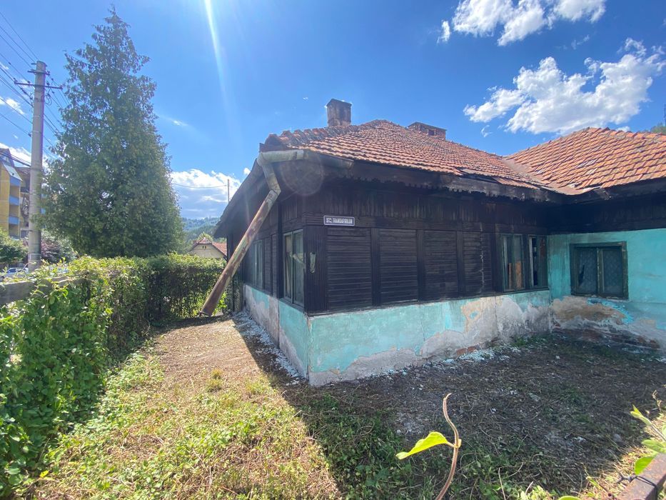 Locația cu casa și garaj…  0758728367
