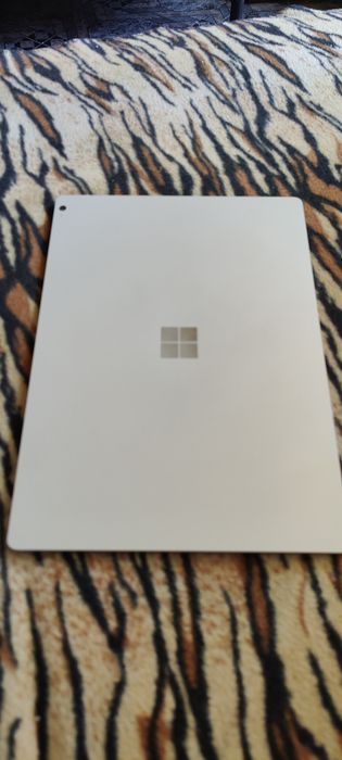Продавам Microsoft book 3 32GB 1TB