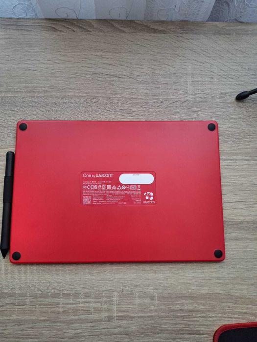 Tableta grafică One by Wacom, Medium, Red