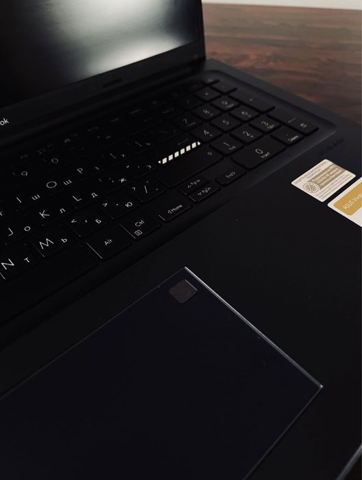 Продам ноутбук Asus Vivobook 17