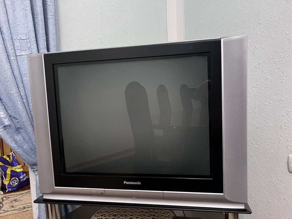 Телевизор Panasonic и подставка под телевизор