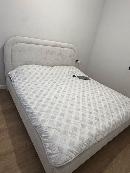 Продам спальную кровать и стол со стульями