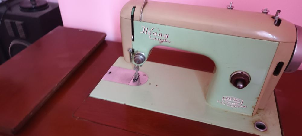 Masina de cusut manuala Ileana stare foarte bună de funcționare.
