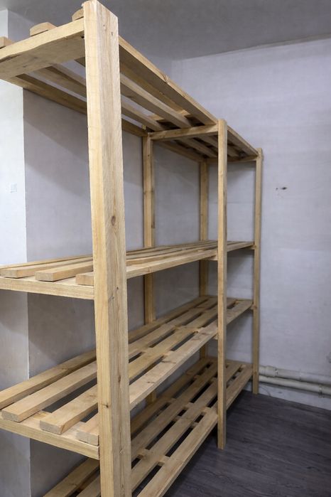 Ombor va xo‘jalik uchun yog‘och stelaj