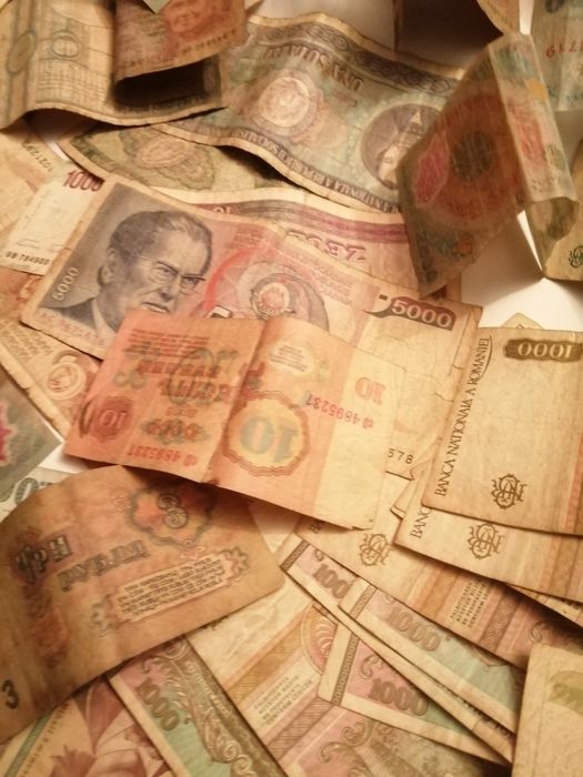 Vând bancnote românești si straine ca numar sunt 70