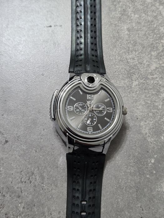 Часовник със запалка.