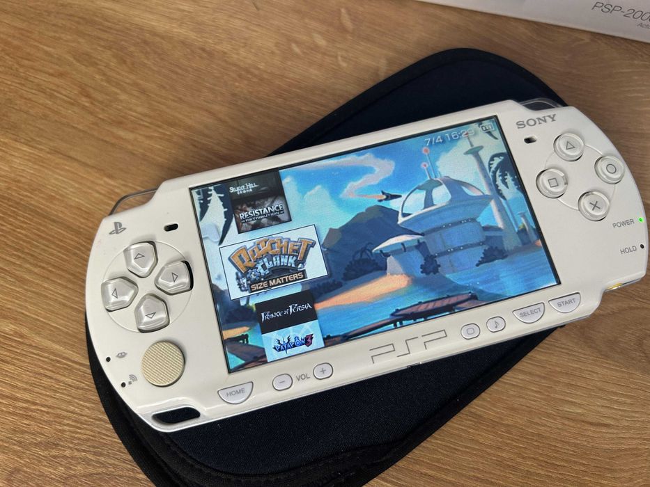 PSP 2000 Ceramic White în cutie — Slim and Lite, modată