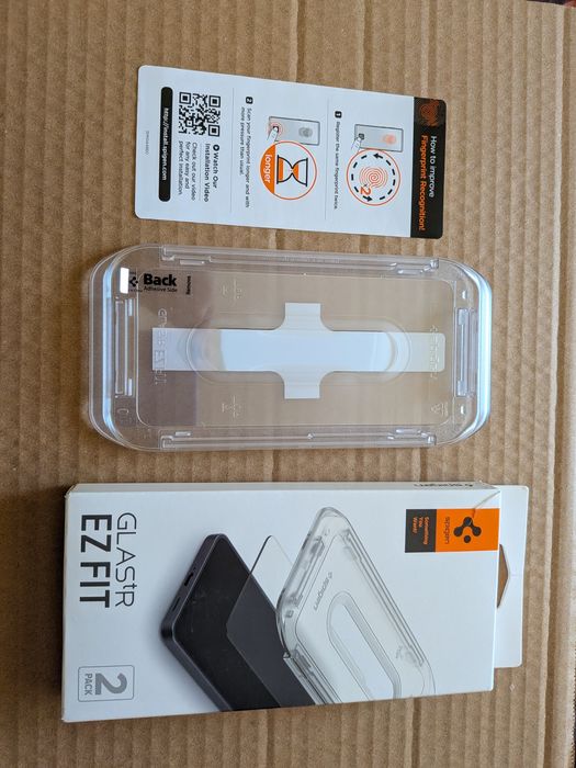 Vând folie sticlă transparentă cu aplicator SpigenSamsung S24