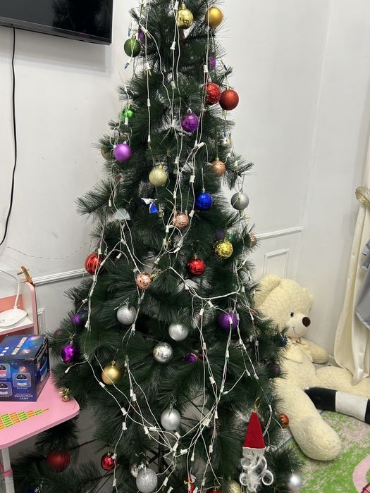 Елка с игрушками и гирляндой