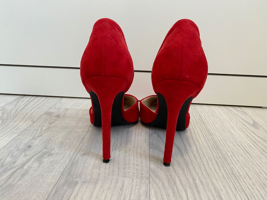 Червени велурени обувки на висок ток
