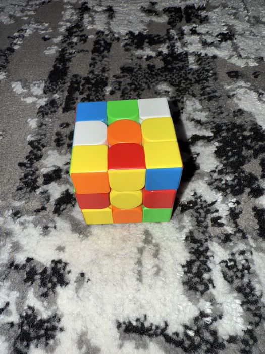 Кубик Рубика очень интересная и развивающая игрушка.