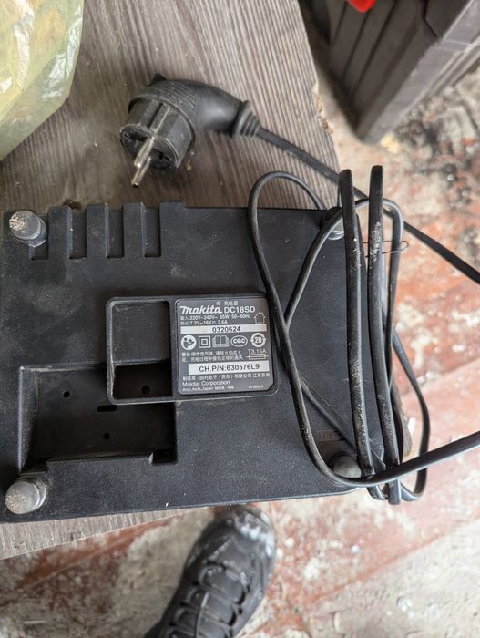 Зарядное  устройство makita