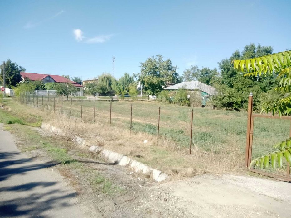 Vand casa batraneasca racordata la electricitate si apa cu teren intravilan 3000 mp. Vand 45000 mp teren agricol extravilan. Comuna Gemenele