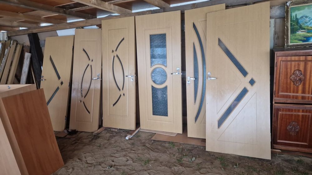 Vând mobilă,saltele, uși