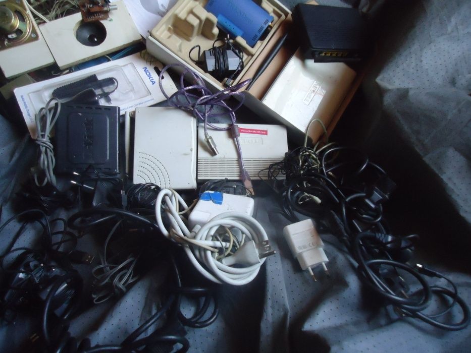 Набор зарядок от различной техники ноутбуки и телефоны и интернет