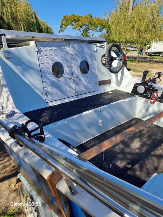 Vand barca semicabinata