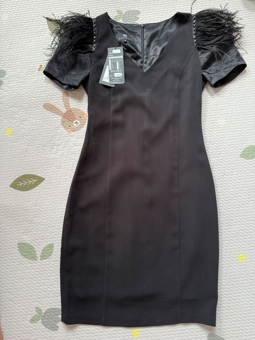 Черна рокля с пера Юнона