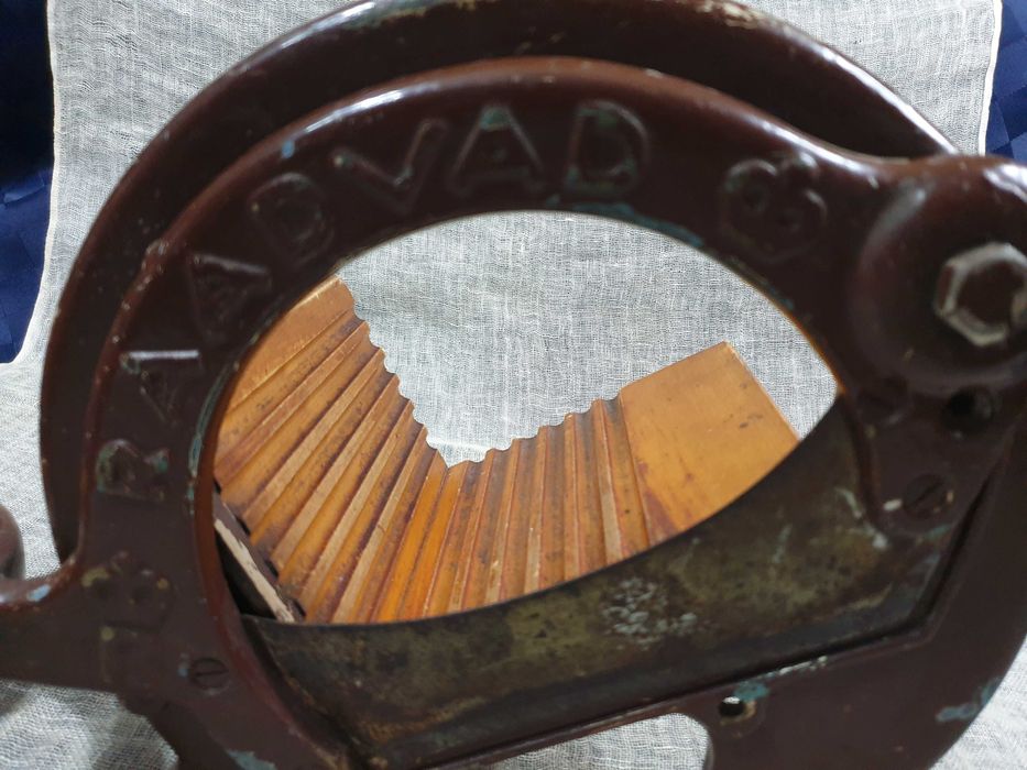 Старинна мастилница и Винтидж нож,гилотина RAADVAD