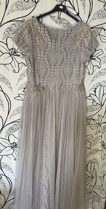 Официална рокля, носена няколко часа