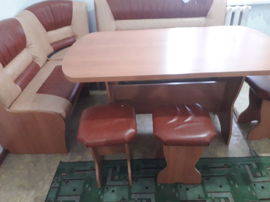 Кухонный стол со стульями