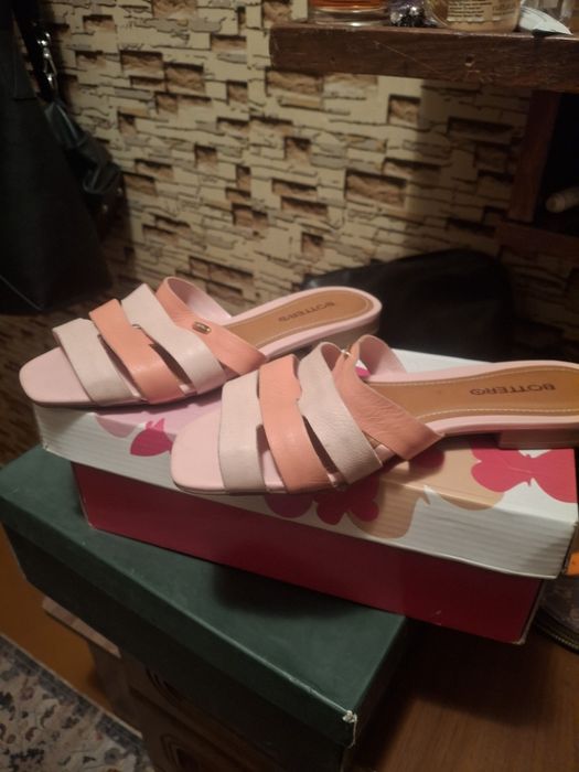 Продаётся обувь.