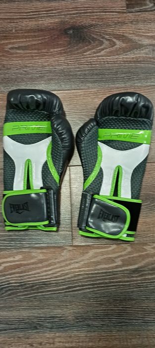 Продавам чисто нови боксови ръкавици Everlast Prime 12 OZ