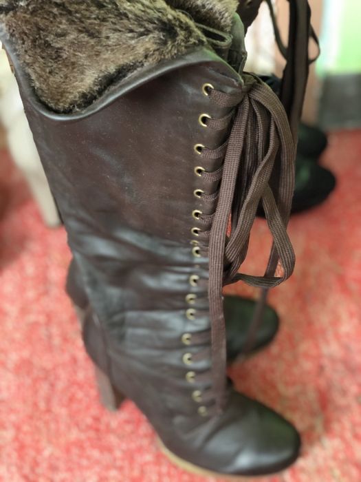 Cizme din imitatie de piele, cu siret.