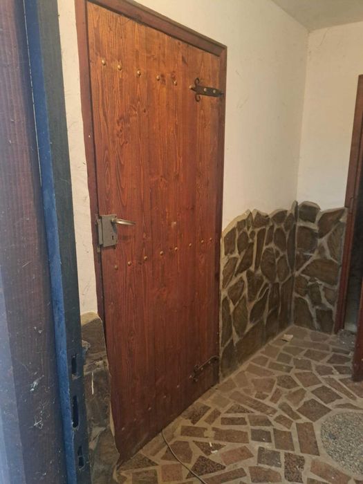 Дървена врата - тип битова