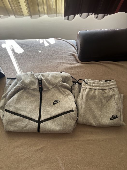 Nike Tech сив.