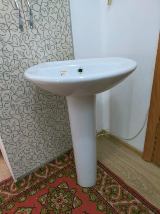 Раковина с ножкой