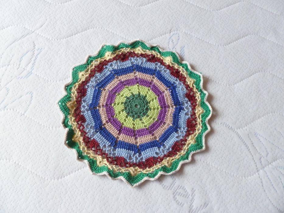 2 красиви цветни каренца плетени на една кука