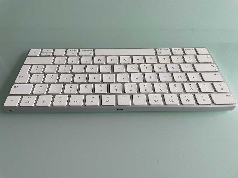 Vand tastatura Apple Magic Keyboard model A1644, cu bluetooth, baterie interna, cablu de incarcare, in stare foarte buna