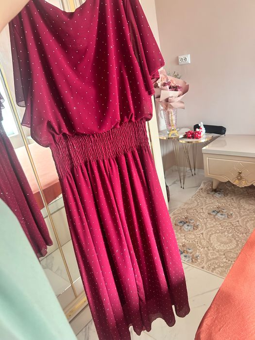 Рокля с камъни в бордо