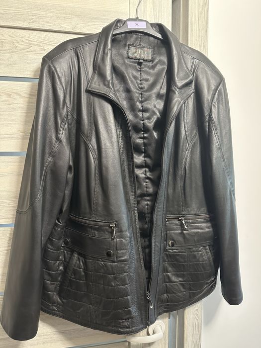 Geaca neagra de piele naturala