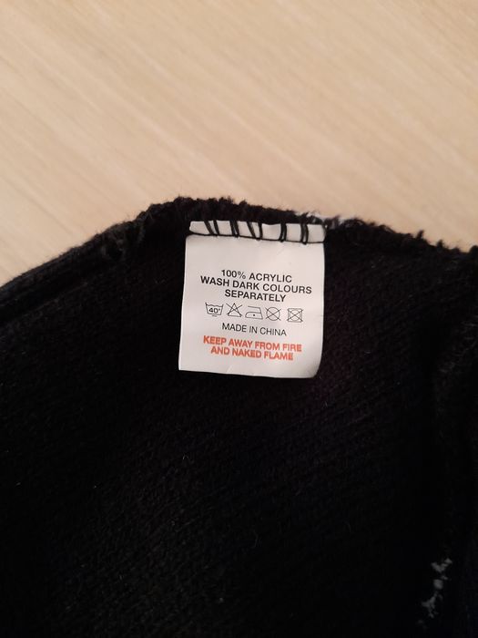 Шапки  и шал ФК"Манчестер Юнайтед" ; шал ФК"Байерн Мюнхен "