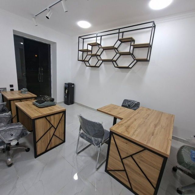 Zamonaviy dizaynda stol va stelajlar