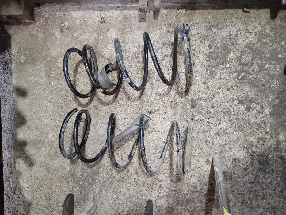 Передние пружины Нисан Максима А32 в оригинале объем 2,0