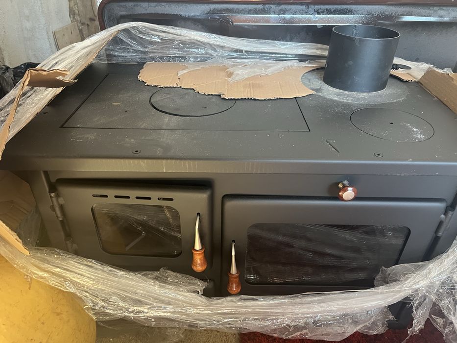 чисто нова печка на дърва с фурна и котлони