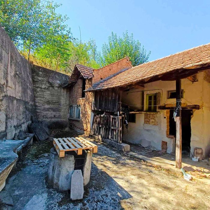 Продавам първия етаж от къща в с. Бръшляница | 80 кв.м + двор 1710 кв.м | 24 км от Плевен | 11 990 €